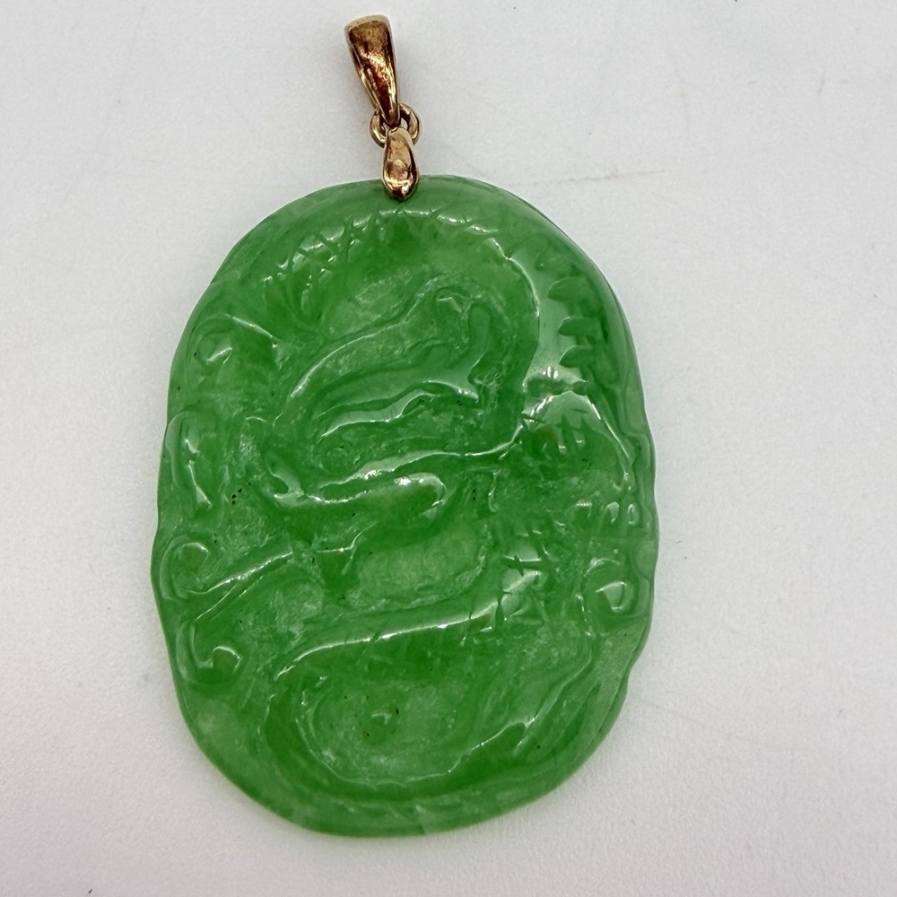 Vtg Natural Green Jade Hand Carved 10K‎ Gold Pendant Dragon